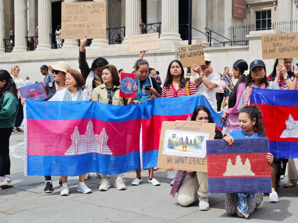 Cambodian citizens residing in the UK peacefully gathered at Trafalgar Square and proceeded to the area near Big Ben to express their support, solidarity, and encouragement for the Cambodian frontline armed forces who are bravely defending the nation’s sovereignty and territorial integrity