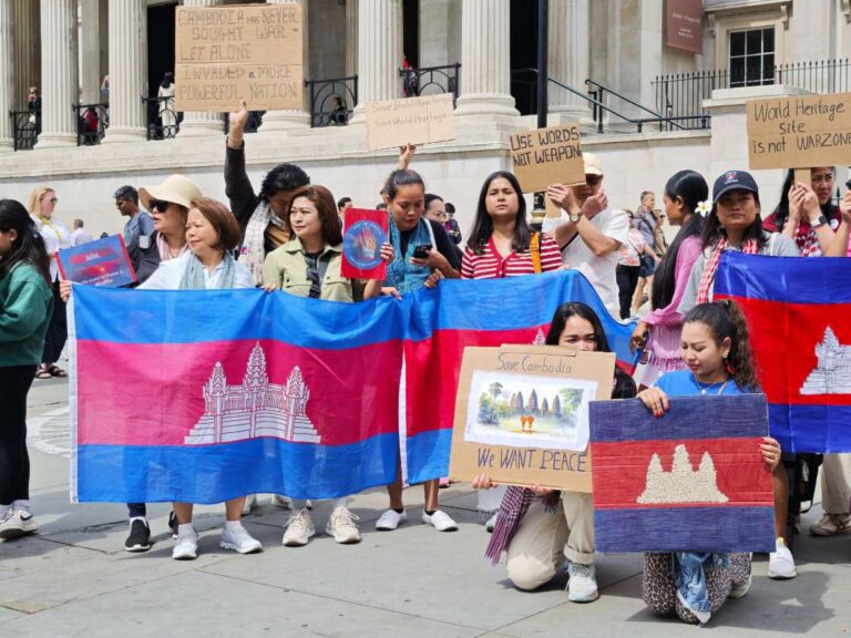 Cambodian citizens residing in the UK peacefully gathered at Trafalgar Square and proceeded to the area near Big Ben to express their support, solidarity, and encouragement for the Cambodian frontline armed forces who are bravely defending the nation’s sovereignty and territorial integrity