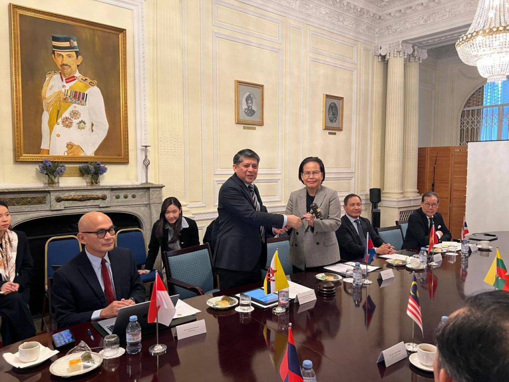 Royal Embassy of Cambodia in London officially assumed the Chairmanship of the ASEAN London Committee (ALC) from the High Commission of Brunei Darussalam for a six-month term, from January to June 2026. The handover ceremony took place at the High Commission of Brunei Darussalam in London
