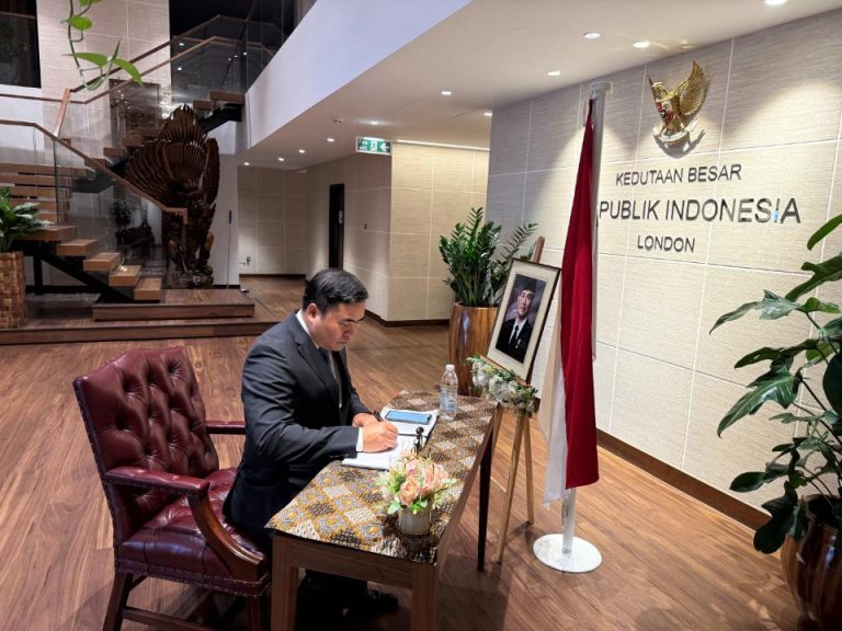 Mr. Chhuon Naroeun, Chargé d’Affaires a.i. of the Royal Embassy of Cambodia in London, accompanied by Ms. Heng Chhun Leang, First Secretary, paid tribute and signed the book of condolence for the passing of the Honourable General (ret.) Try Sutrisno, the sixth Vice President of the Republic of Indonesia
