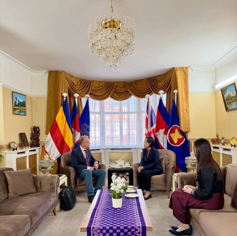 Ambassador Tuot Panha, accompanied by Ms. Heng Chhun Leang, First Secretary, received Colonel Julian Smith, United Kingdom Defence Attaché to Cambodia, resident in Hanoi, Viet Nam