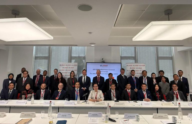 Ambassador Tuot Panha, Chair of the ASEAN London Committee (ALC), and The Rt Hon the Lord Vaizey, Chair of the UK-ASEAN Business Council (UKABC), co-chaired a meeting between the ALC and UKABC, held at the Association of Chartered Certified Accountants (ACCA) in London