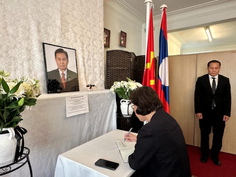 Ambassador TUOT Panha paid a tribute and signed the book of condolence for the passing of His Excellency Xaysomphone PHOMVIHANE, President of the National Assembly of the Lao People’s Democratic Republic