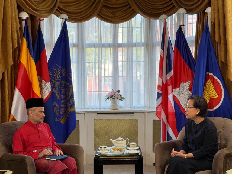 Ambassador TUOT Panha received H.E. Dato’ Indera Dr. Azfar Bin Mohamad Mustafar, Ambassador of Malaysia to the United Kingdom, for a courtesy meeting at the Royal Embassy of Cambodia in London