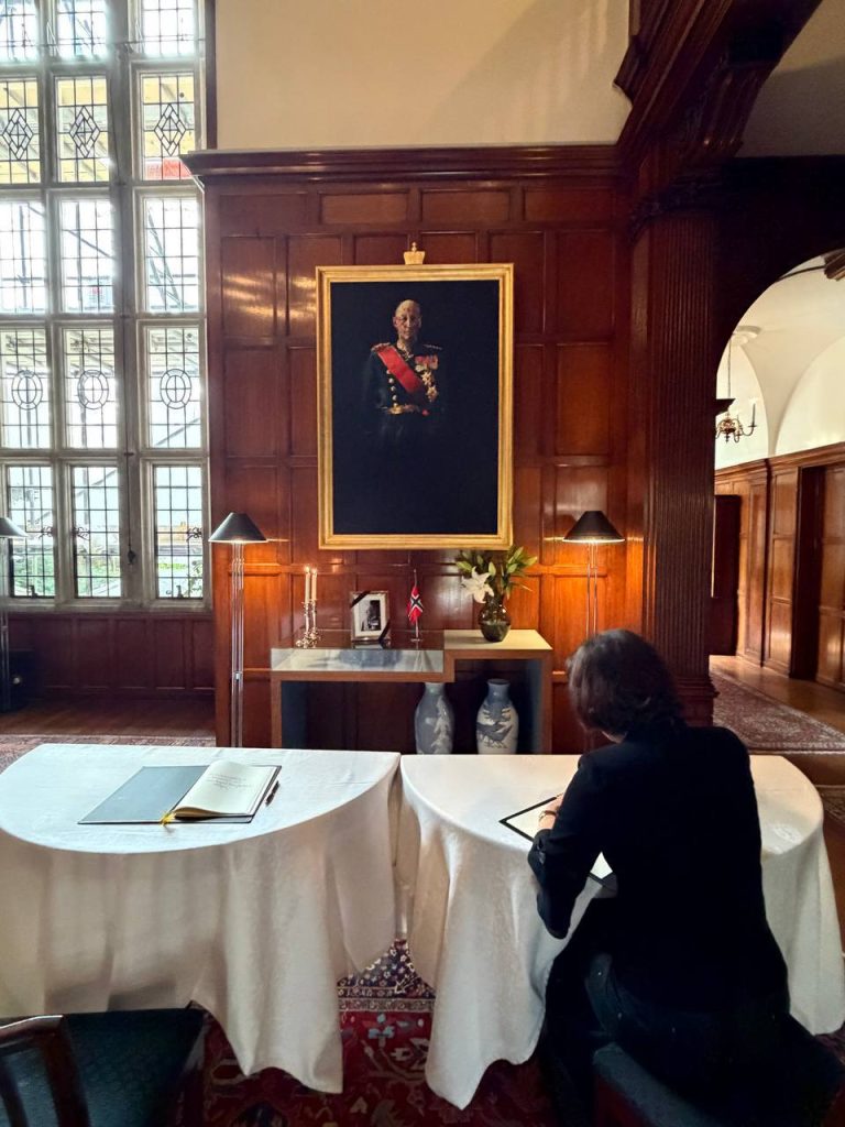 Ambassador TUOT Panha paid her tribute and signed the book of condolences on the passing of His Majesty King Harald V of Norway, on 28 August 2026 at the Residence of the Norwegian Ambassador in London