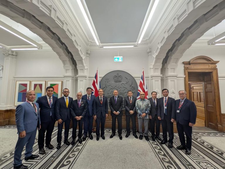 Mr. CHHUON Naroeun participated in a courtesy call and working discussion between the ASEAN London Committee (ALC) and Lord Leong CBE, Minister for Small Business and Enterprise at the Department for Business, Innovation, Science and Trade (DBIST) in London
