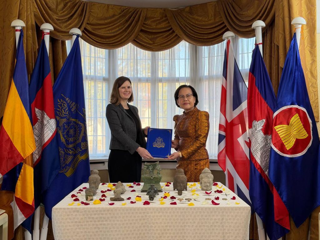 Royal Embassy of Cambodia in London was honoured to formally receive 18 Khmer cultural objects from the Metropolitan Police Service’s Art and Antiques Unit, marking an important milestone in their journey home to Cambodia